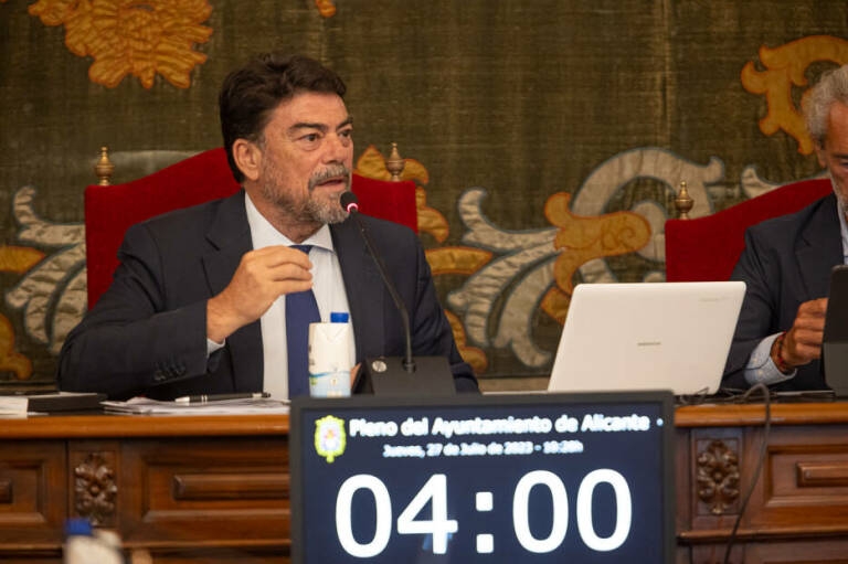Barcala justifica el cambio lingüístico de Alicante y deja abierto el cambio de horarios de la hostelería