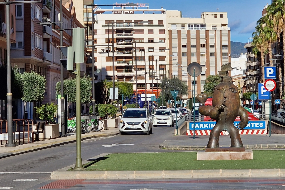 El plan de movilidad incluye como objetivo reducir los vehículos por el centro en cinco años. - Foto: ANTONIO PRADAS El plan de movilidad incluye como objetivo reducir los vehículos por el centro en cinco años.