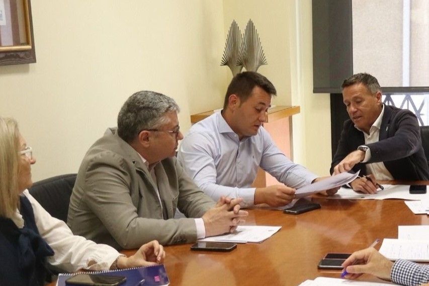 Les Alqueries y Burriana retoman el acuerdo de colaboración para el uso de sus piscinas municipales