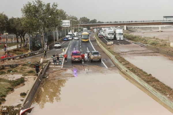 El Ministerio plantea barreras laterales y un cauce interior para evitar desbordes del Turia ante el desvío de barrancos