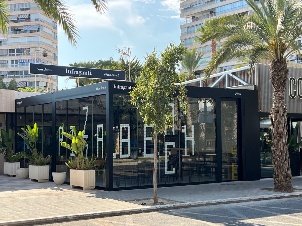 Infraganti, en la avenida Costa Blanca, en la playa de San Juan - 