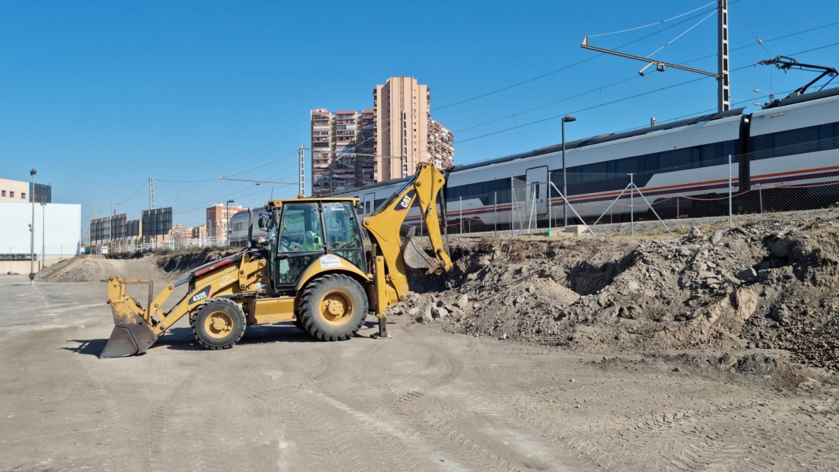 Las excavadoras, en la zona del estacionamiento suprimido para avanzar en la construcción de la estación del Tram. - 