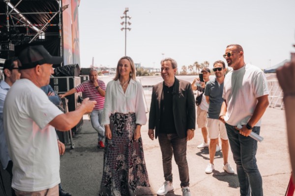Llobet visita las instalaciones del festival Homenaje a la Ruta 90s & 2Mil, que se celebra este sábado en La Marina Norte