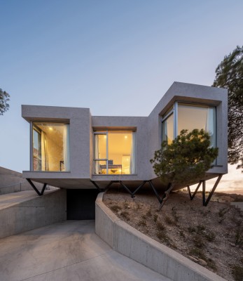  La casa de Las Torres de Cotillas que a veces echa a volar: volúmenes que desafían la gravedad y vistas de pájaro para este hogar-nido 