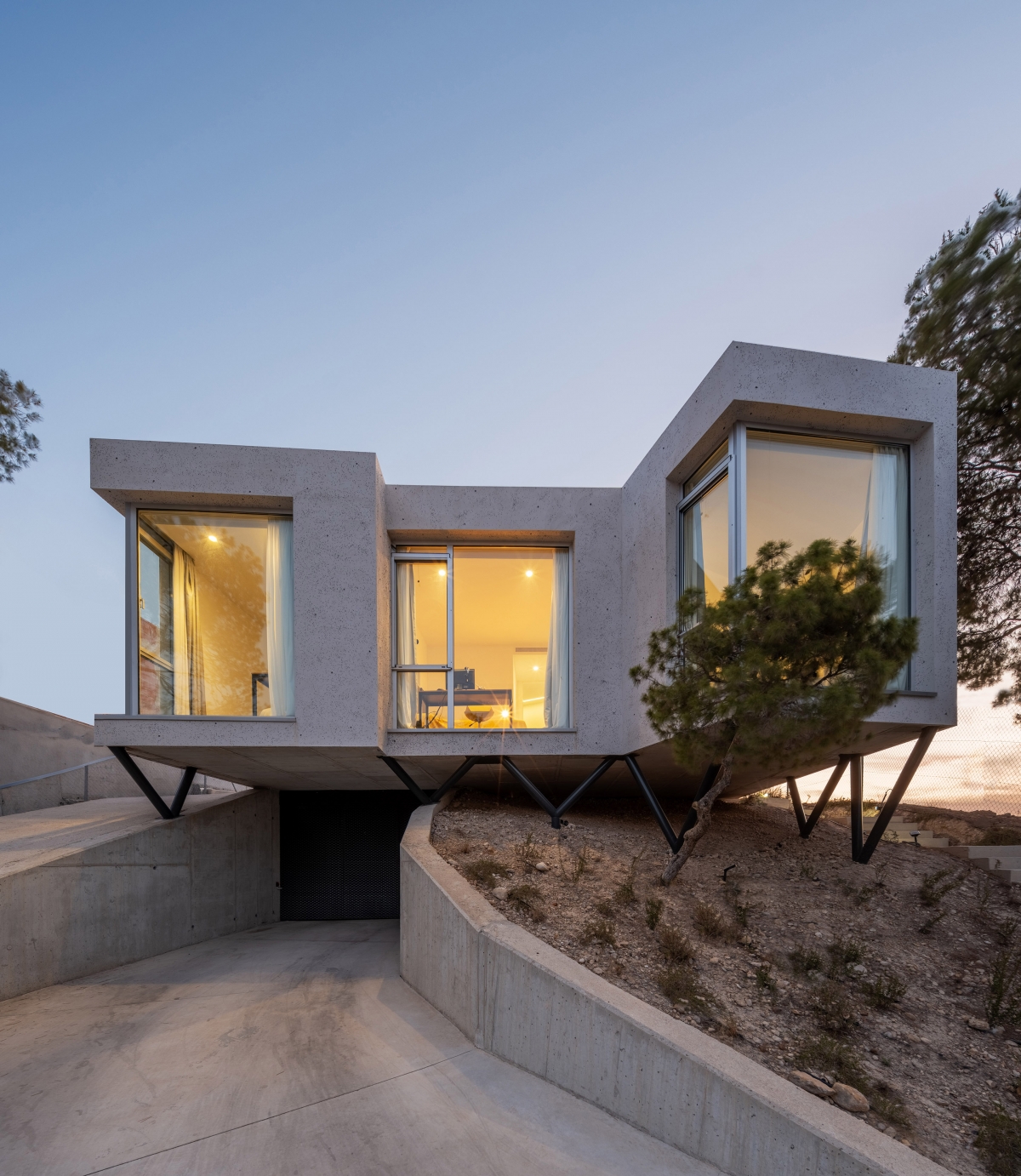  La casa de Las Torres de Cotillas que a veces echa a volar: volúmenes que desafían la gravedad y vistas de pájaro para este hogar-nido 