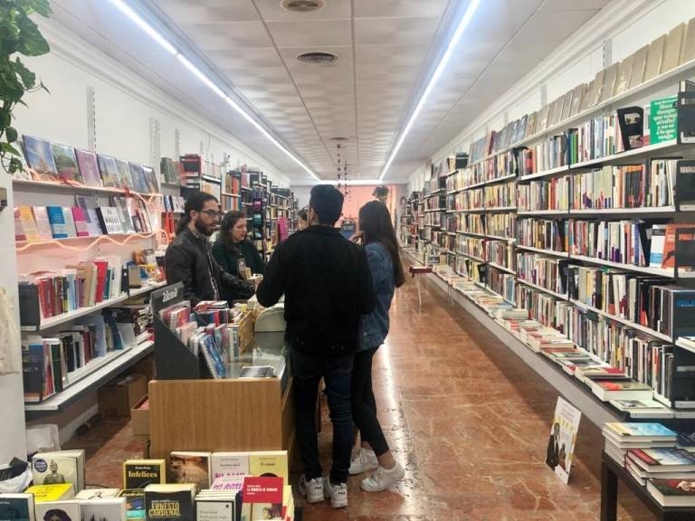 La librería 80 Mundos, a punto de cerrar su local histórico tras la venta del edificio para uso turístico