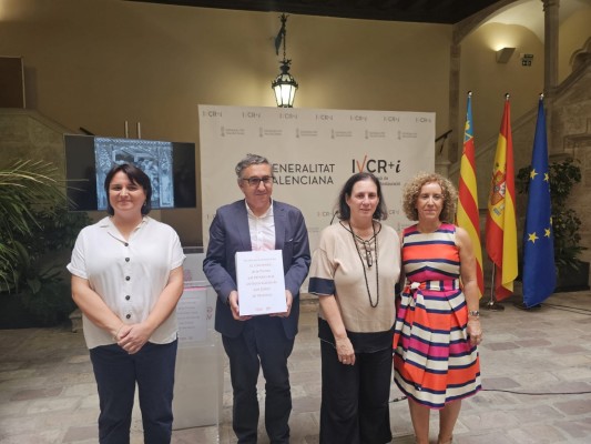 Un libro recoge estudios históricos, artísticos y de restauración del retablo de 'El Centenar de la Ploma'