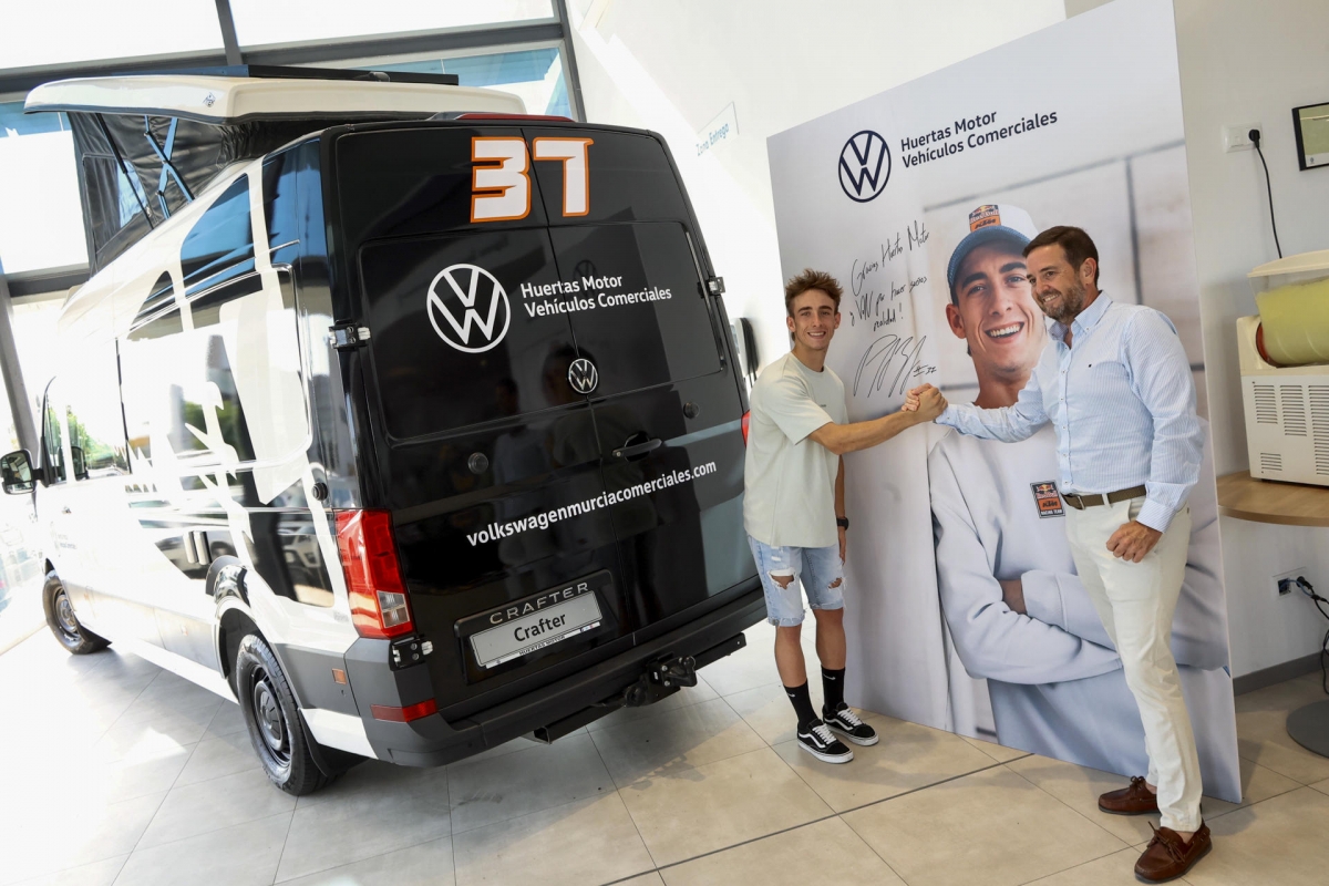 Pedro Acosta promociona a Huertas Motor y recibe una furgoneta camper