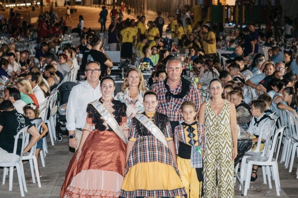 Las fiestas de Sant Pere llegan al ecuador: más de 3.000 personas participan en el 'sopar de pa i porta'