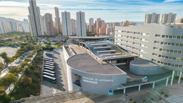 La Generalitat aprueba el nuevo proyecto para el bus entre Benidorm y València tras su anulación