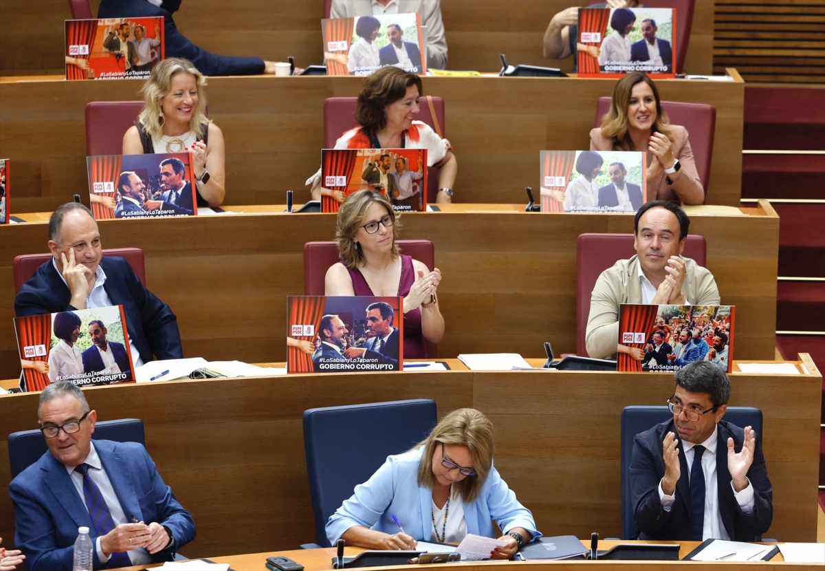 Los diputados del PP exhiben carteles de 'Gobierno corrupto' en Les Corts y el PSPV replica: 