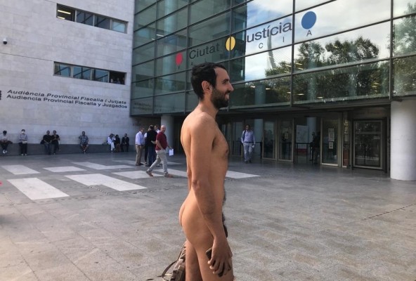 El TS confirma la multa a hombre que se negó a vestirse tras presentarse desnudo en comisaría 