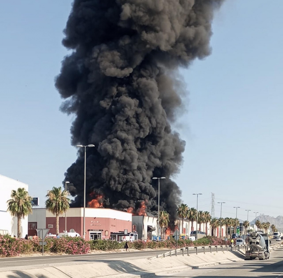 Incendio en una nave de reciclaje de plásticos en Fortuna - Foto: CELIA CANTERO (Efe)