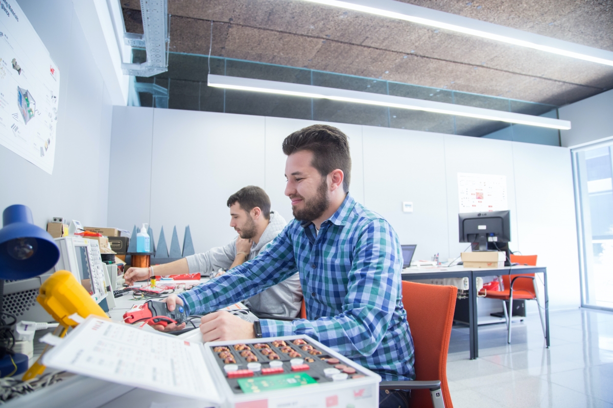 Estudiantes de la Universitat de València desarrollan soluciones basadas en IA para prevenir catástrofes naturales
