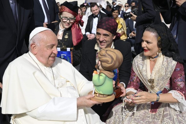 Una falla entrega al Papa un ninot de San José, patrón de las fiestas: 