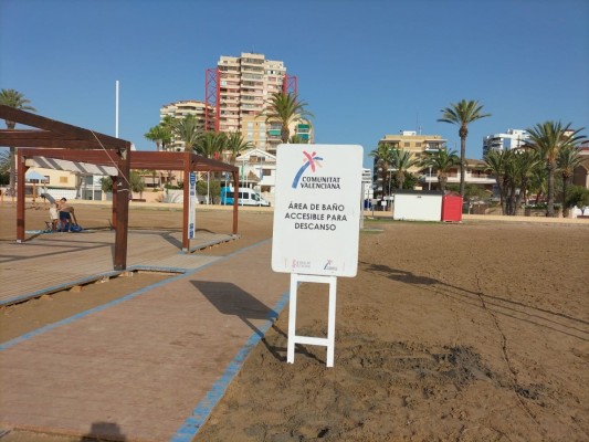 Castellón refuerza la inclusión con nuevas zonas de baño accesible en Benicarló, Oropesa, Benicàssim y Xilxes