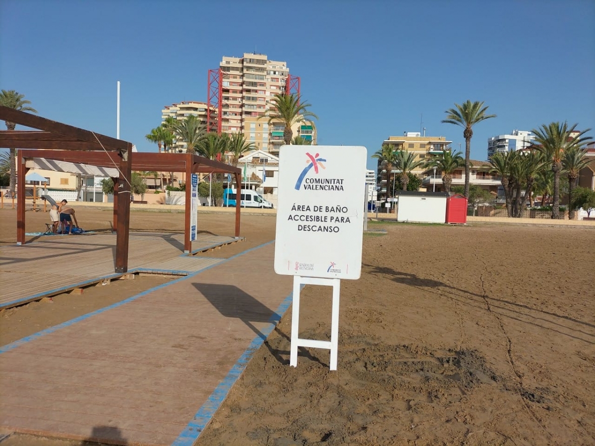 Castellón refuerza la inclusión con nuevas zonas de baño accesible en Benicarló, Oropesa, Benicàssim y Xilxes