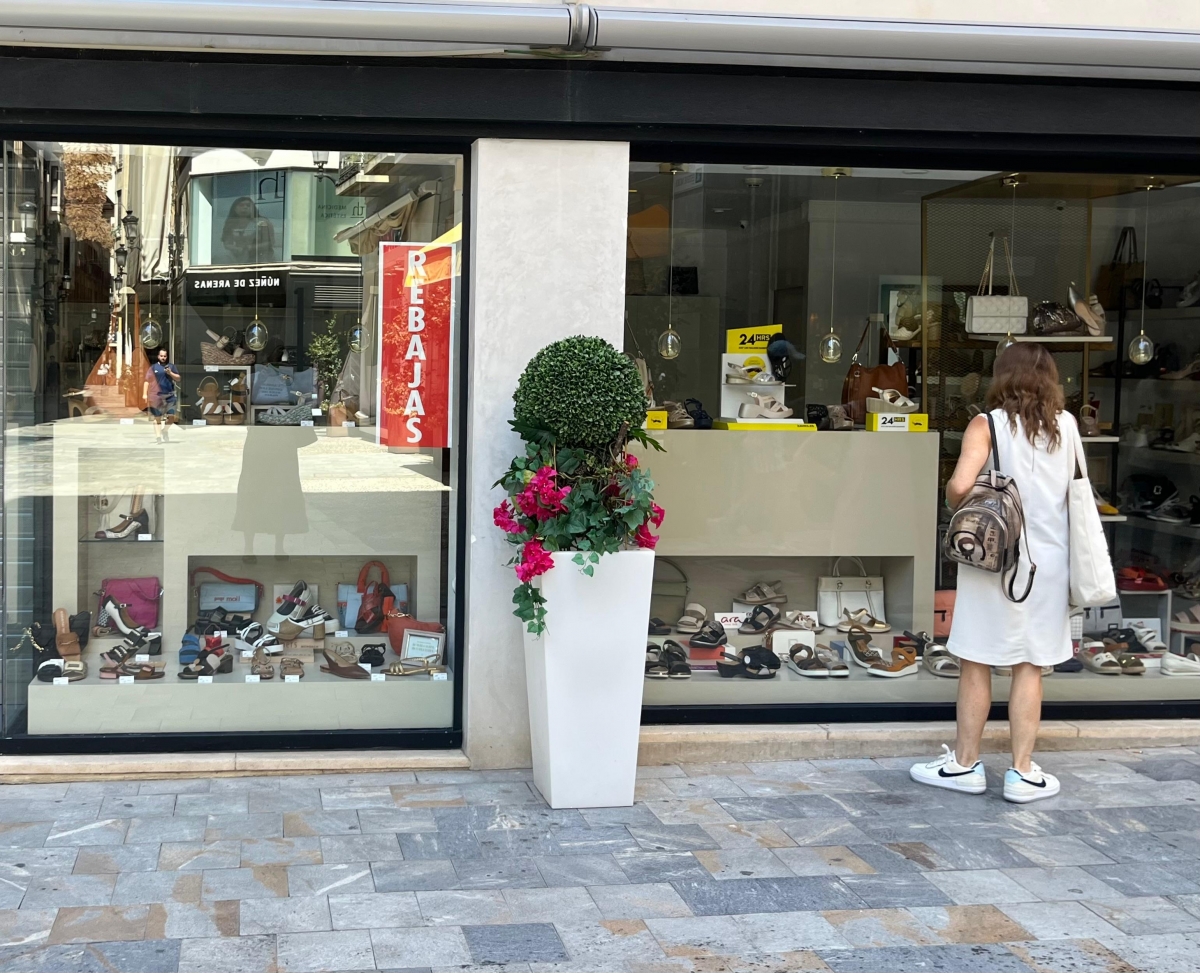 Las rebajas de Murcia no arrancan con buen pie: el calor y el caos para aparcar vacían las tiendas