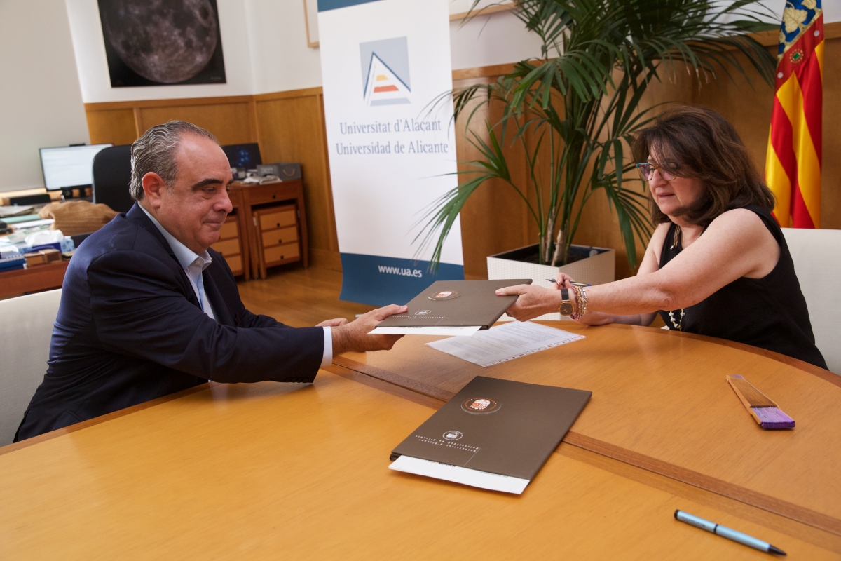 Firma de convenio entre Ineca y la UA. - Foto: PLAZA Firma de convenio entre Ineca y la UA.