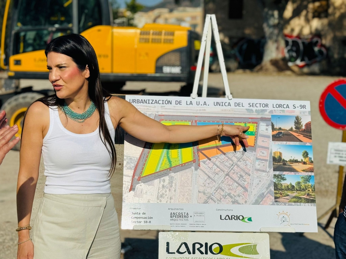 La concejala de Urbanismo, María Hernández, presenta la urbanización en Lorca - Foto: AYTO. LORCA