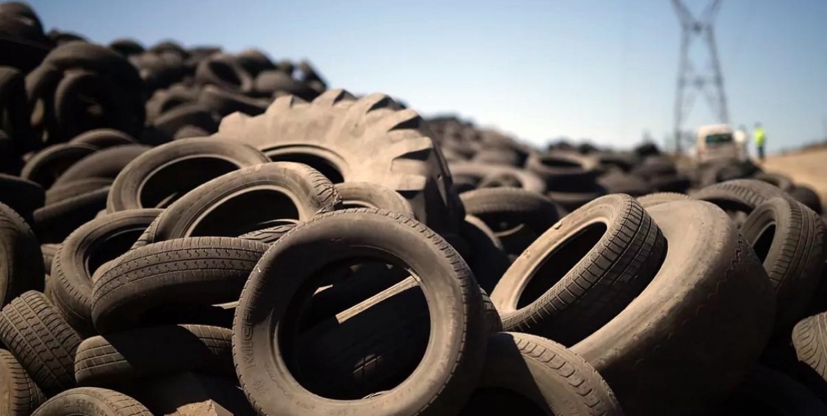 Neumáticos recogidos tras la dana. - Foto: GVA