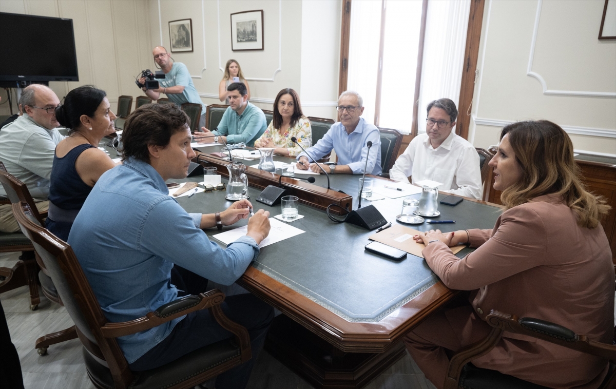 La alcaldesa de València, María José Catalá, se reúne con la Asociación de Comerciantes. - Foto: JOSÉ JORDÁN