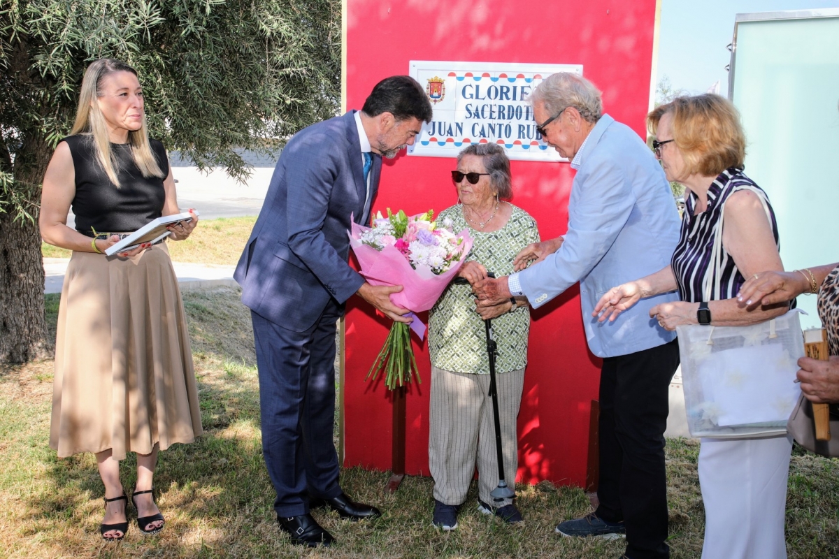 Alicante reconoce al europeísta 'Cura Cantó' dando nombre a una glorieta en Vistahermosa
