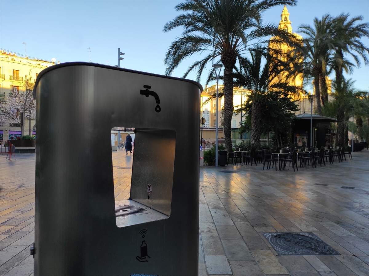 València estudia la instalación de sistemas de sombras en las principales plazas