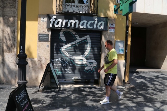 Numerosas farmacias bajan la persiana para protestar por el impago de la Generalitat
