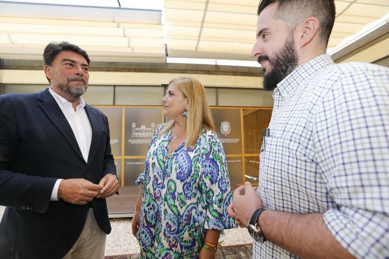 Barcala niega contradicciones en el PP con el valenciano y da por cumplido el pacto con Vox