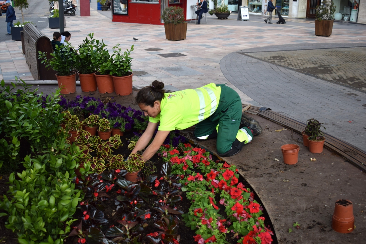 Empleada de Zonas Verdes de Actúa en Cartagena.