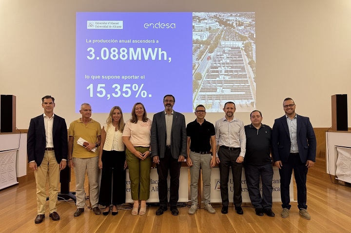 Un momento del acto de presentación de las instalaciones fotovoltaicas.