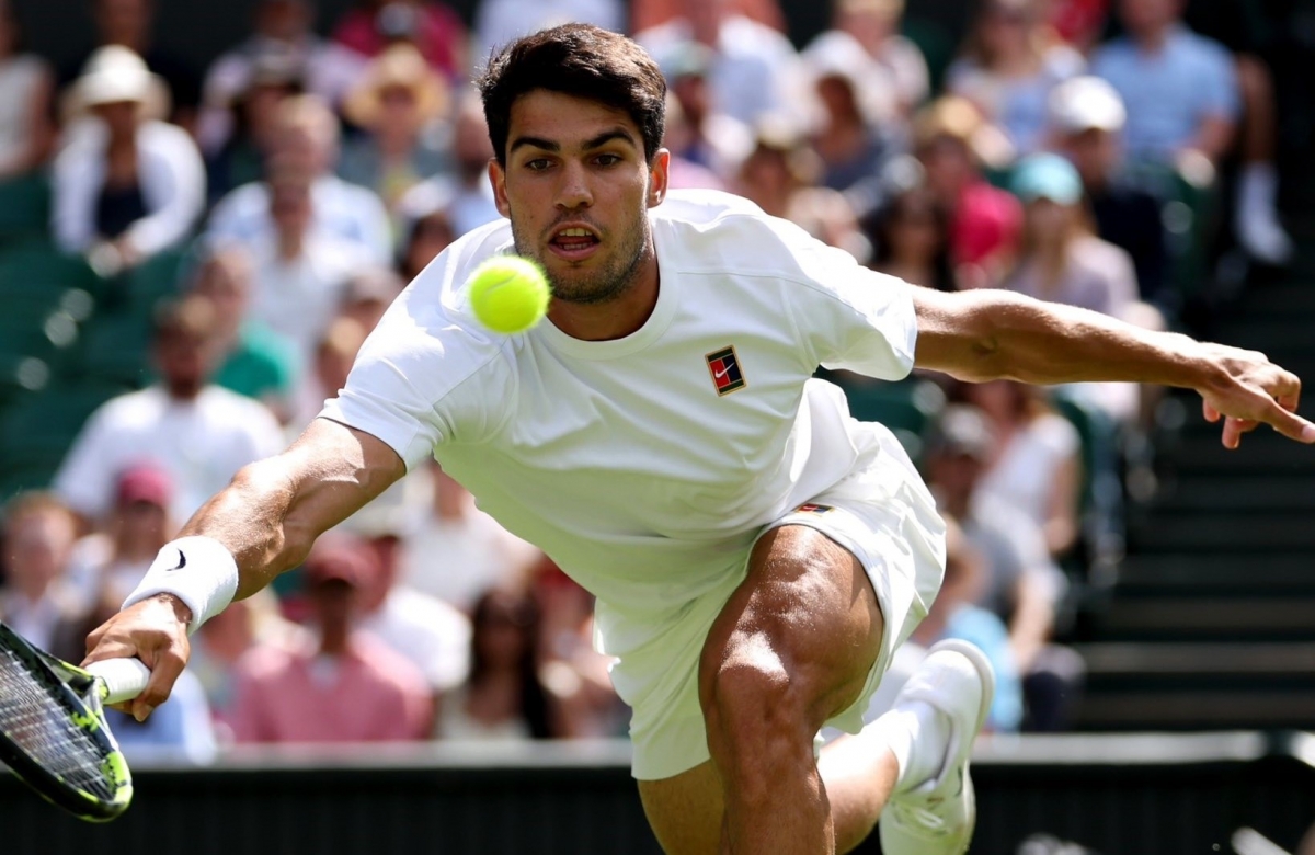 Carlos Alcaraz en acción en este torneo de Wimbledon. - Foto: ATP