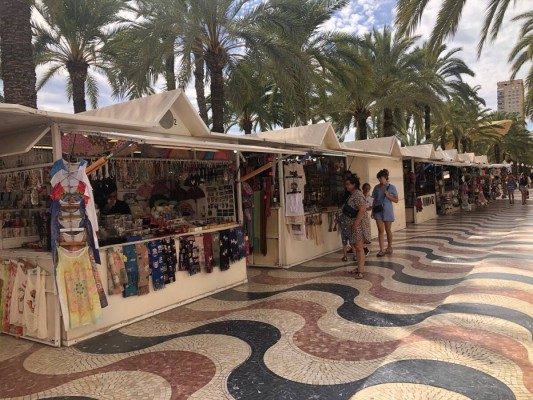 Los 'hippies' de La Explanada de Alicante persisten en su traslado al paseo del Postiguet: ¿última baza?