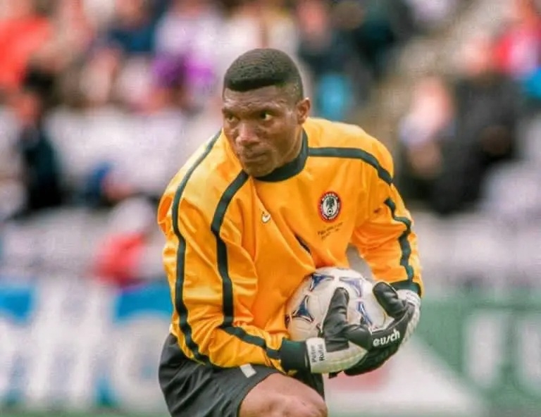 Muere Peter Rufai, el portero que no quiso reinar