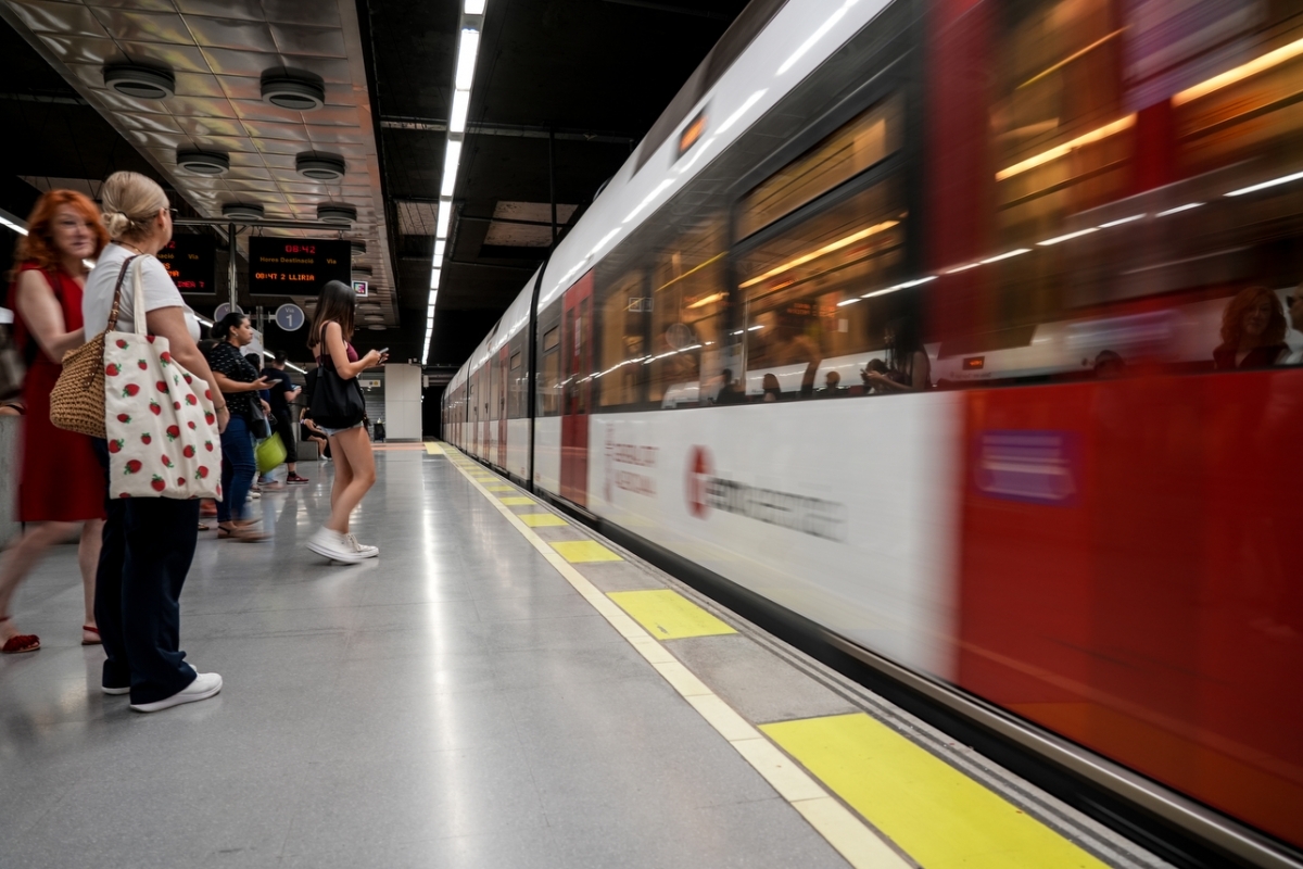 Metrovalencia amplía horarios el sábado por la noche para regresar del espectáculo pirotécnico de la Gran Fira