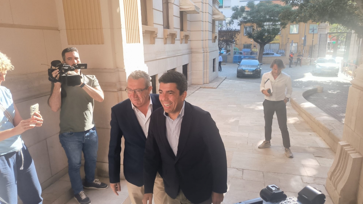 Mazón insiste en frenar el cambio de predominio lingüístico de Alicante frente al pacto PP-Vox
