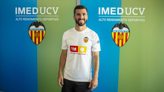 El Valencia vive su segundo día de pretemporada con renovaciones y fichajes pendientes