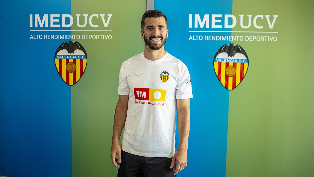 El Valencia vive su segundo día de pretemporada con renovaciones y fichajes pendientes