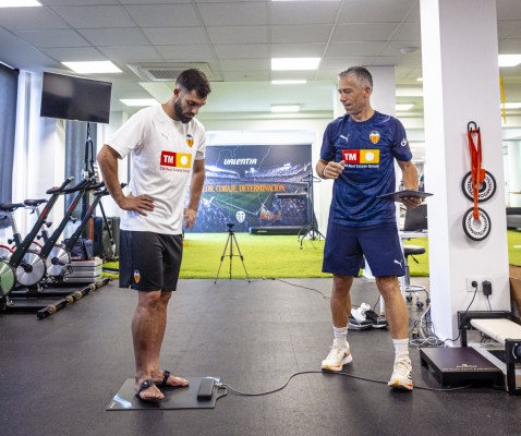 Conoce en qué consisten las pruebas médicas y de esfuerzo de los futbolistas del Valencia CF