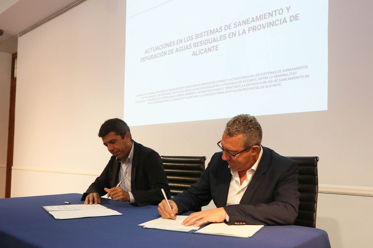 Mazón y Pérez, durante la firma del convenio. - 