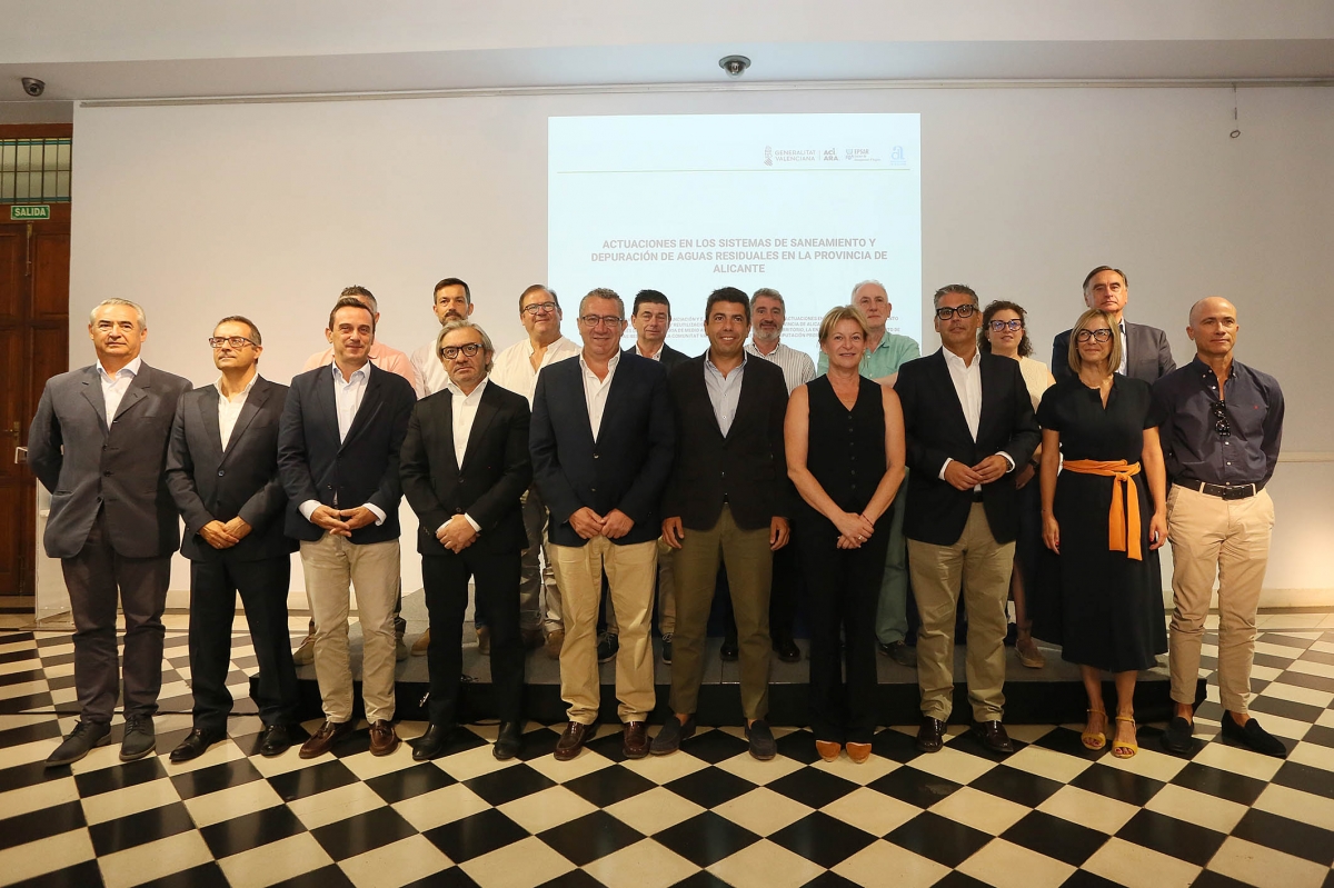 Foto de grupo, tras la firma del convenio.