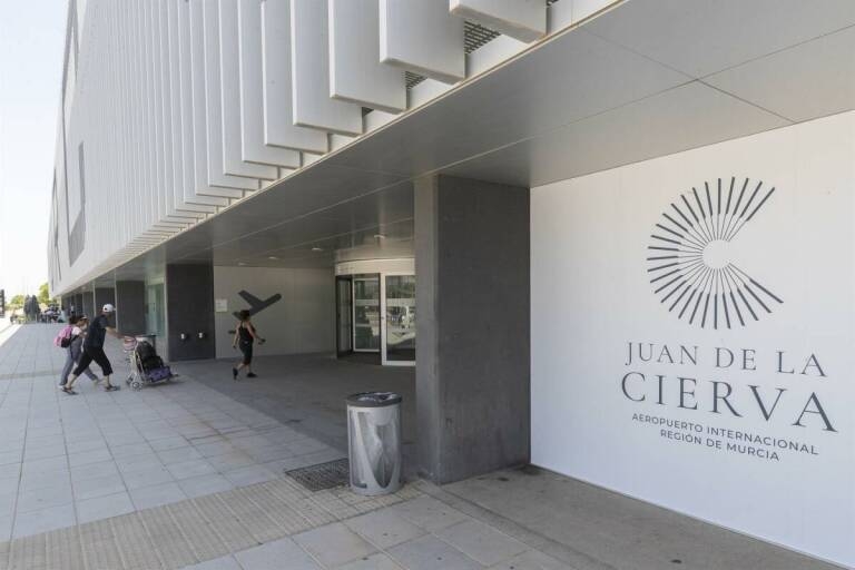 Más autobuses para más vuelos: refuerzan la conexión con el aeropuerto de Corvera este verano desde Murcia y Cartagena
