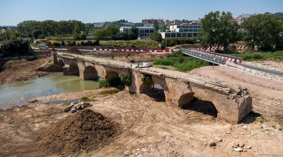 Transportes suscribe un convenio con el Ayuntamiento de Riba-Roja para reparar el Puente Histórico del Turia