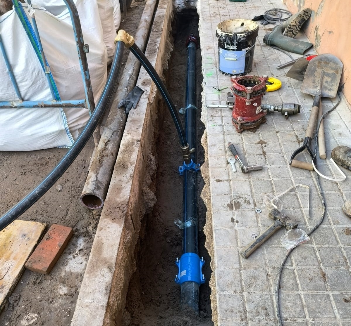 El calor provoca dos noches seguidas reventones en tuberías de El Palmar que ya se han reparado