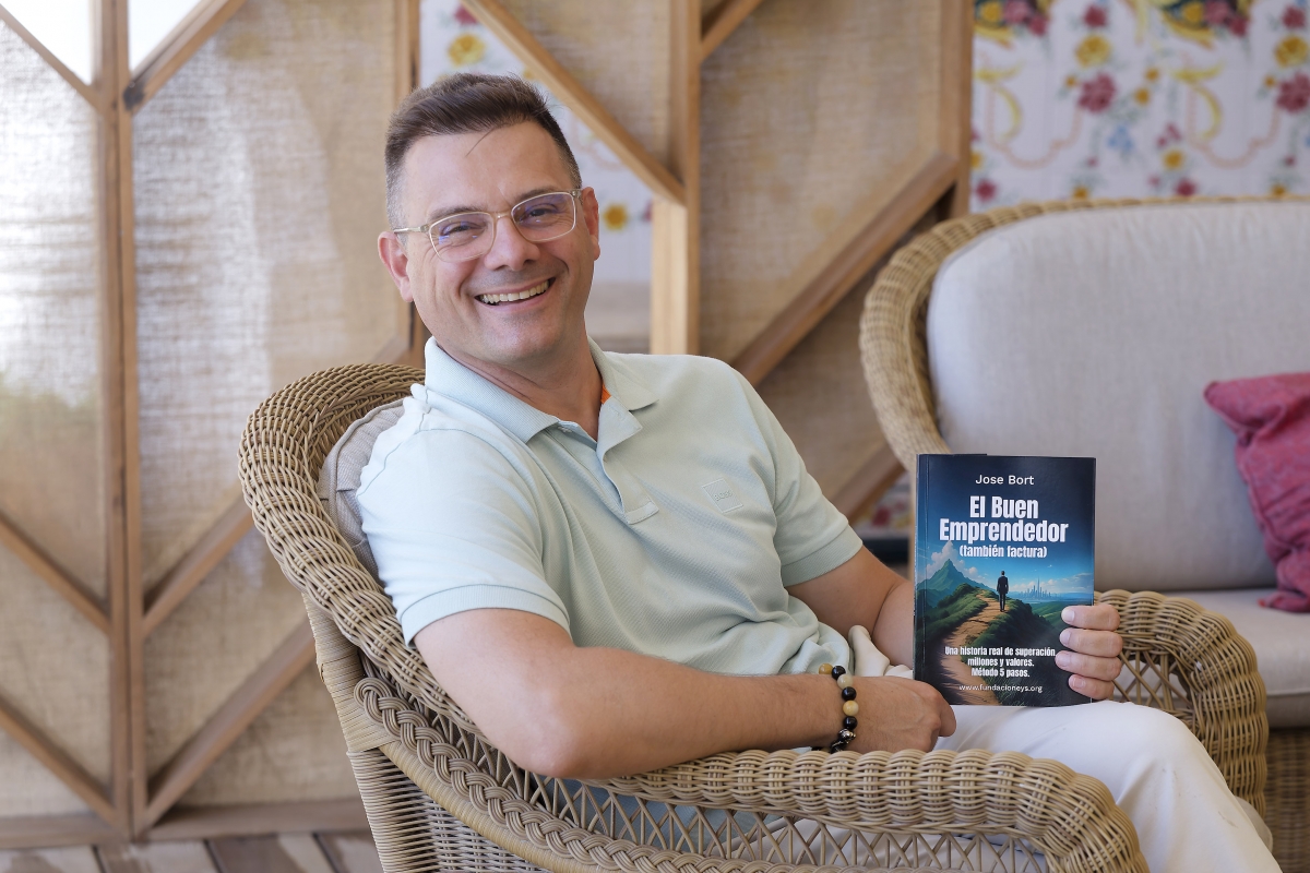 José Bort, con su libro en una terraza del hotel Voramar en Benicàssim - Fotos: Antonio Pradas