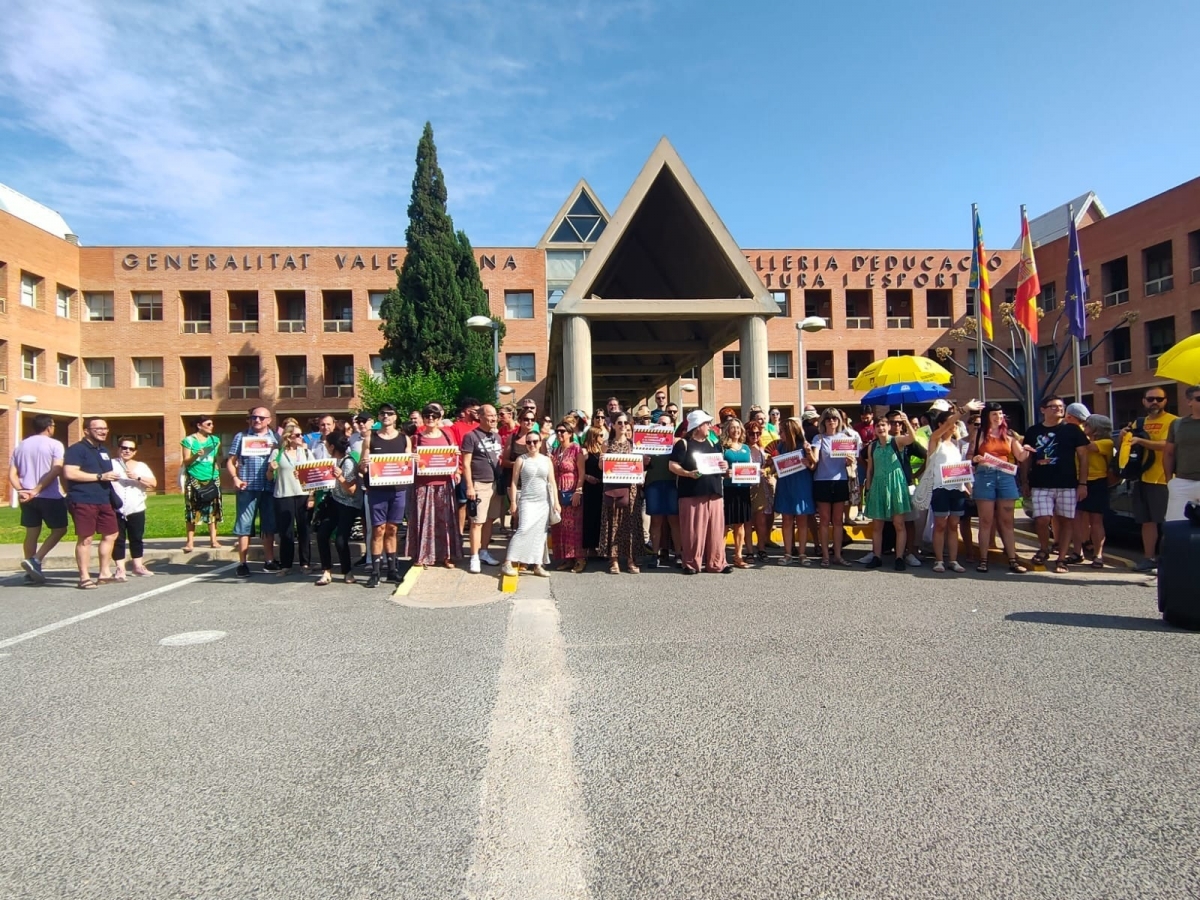 Profesores de FP se concentran frente a Educación contra los 