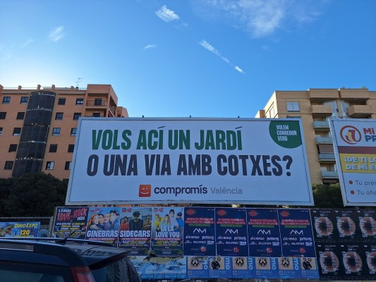 Compromís exhibe en el paso elevado de Giorgeta un cartel en defensa del corredor verde sur