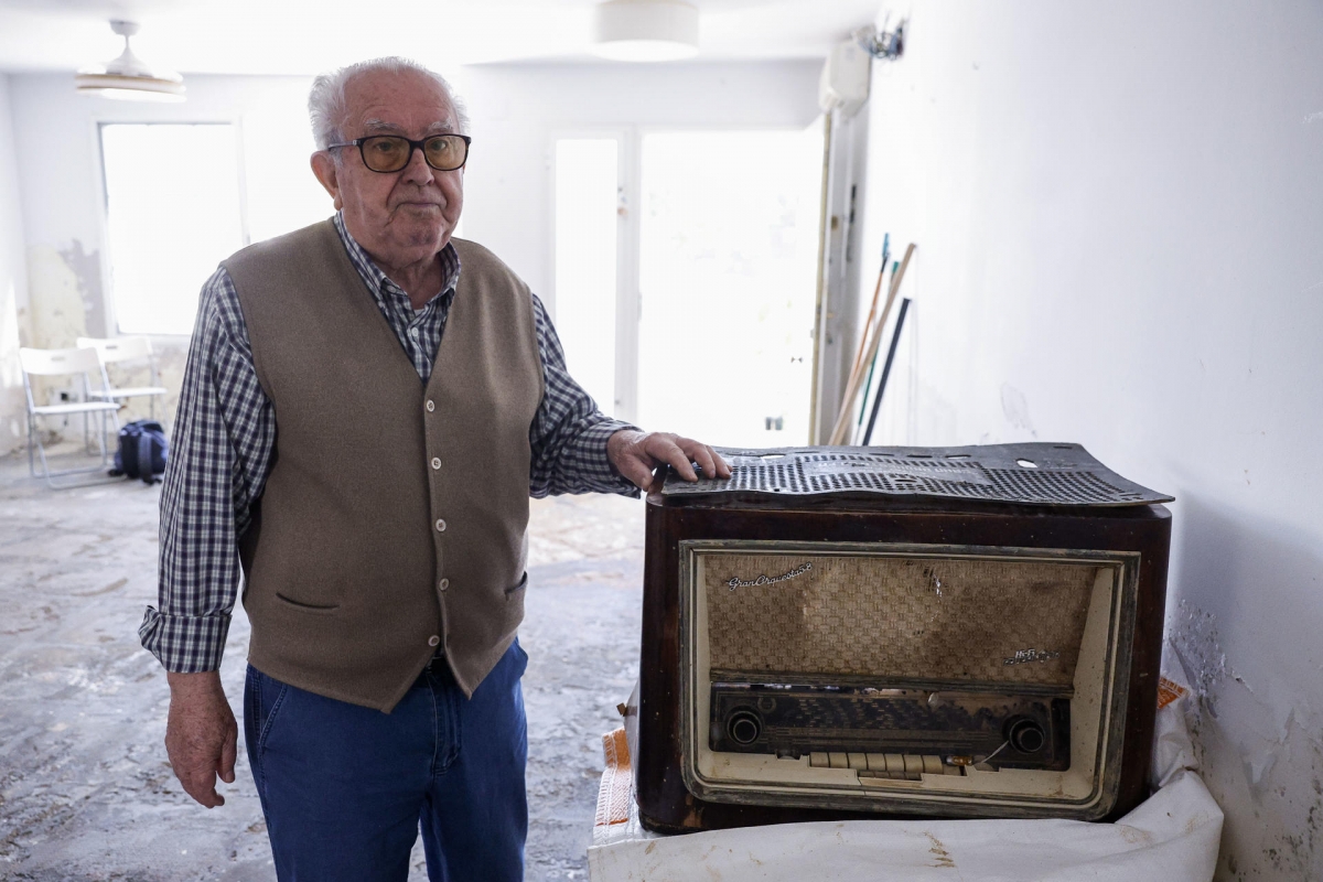 Vicente Tarazona posa con una de sus radios - Foto: EFE