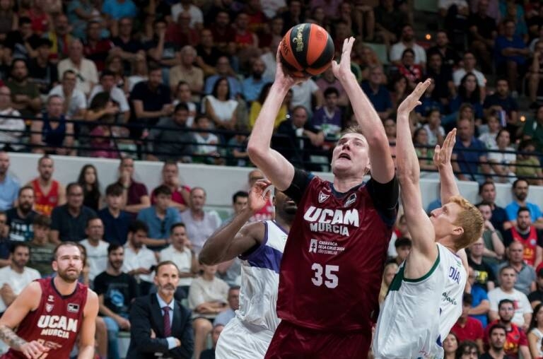 Simon Birgander en un partido con el UCAM Murcia CB frente al Unicaja de Málaga en el Palacio. - Foto: JAVIER BERNAL IMQUALITY